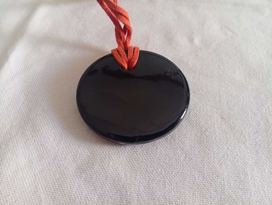 Pingente artesanal, em vidro fundido, colorido, com cordão de couro, em laranja.