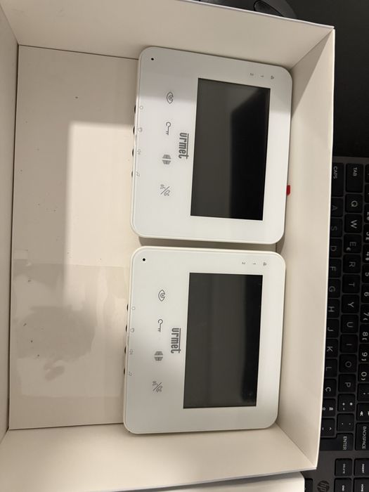 Videoporteiro Urmet com dois ecrãs