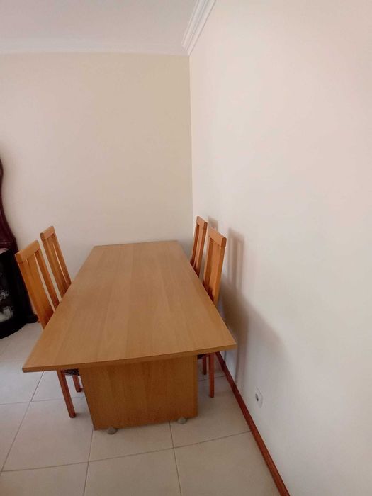 Mesa de jantar castanha