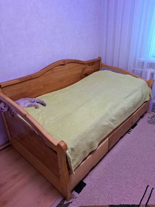 Дитяче дерев'яне ліжко