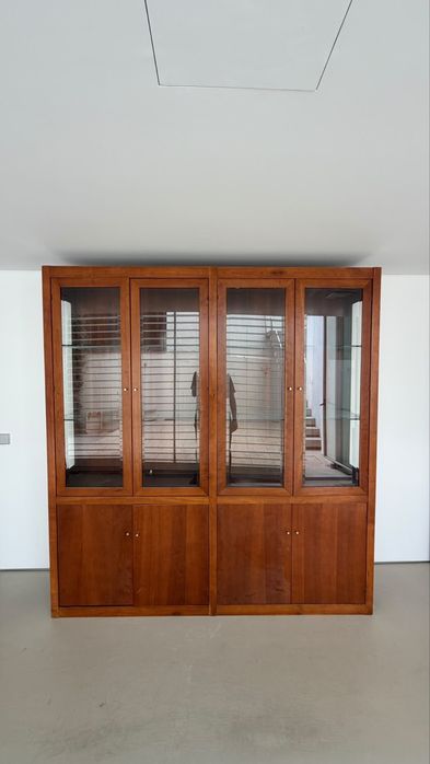 Móvel Vitrine de Sala / Estante Grande em Madeira