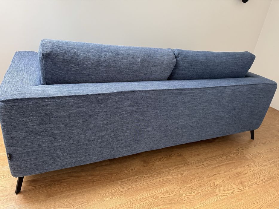 Nowoczesna niebieska sofa