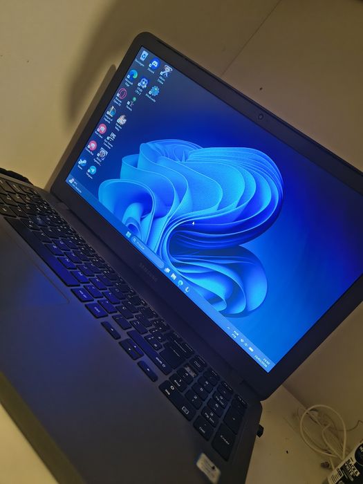 Portátil Samsung I5 8a gen 8GB RAM SSD