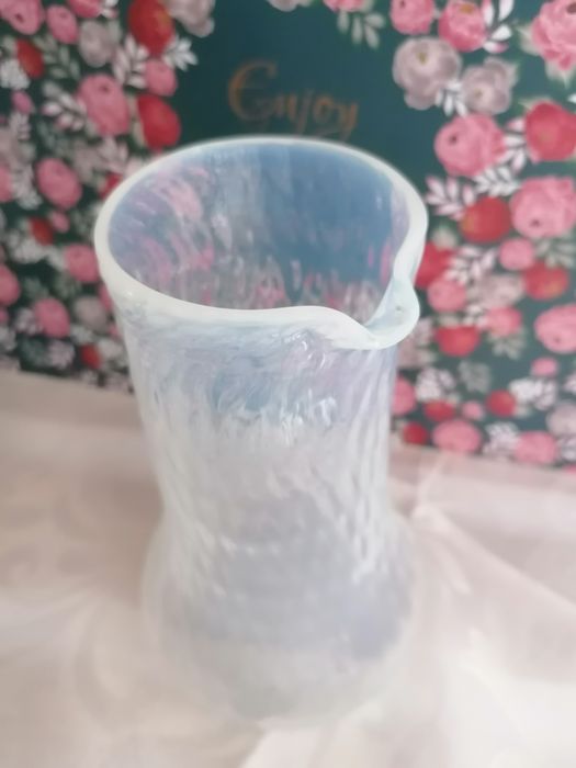 Śliczny opalizujący dzban dzbanek polecam