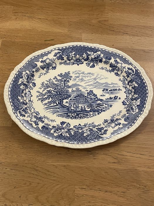 Bonito prato antigo em porcelana inglês