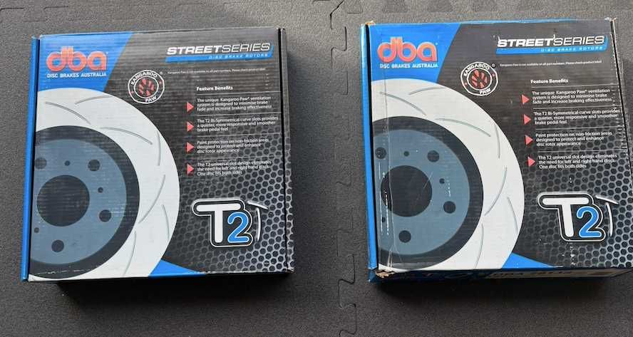 Kit Travoes DBA raseiro-Discos ranhurados + pastilhas DBA2813S-1865SPT