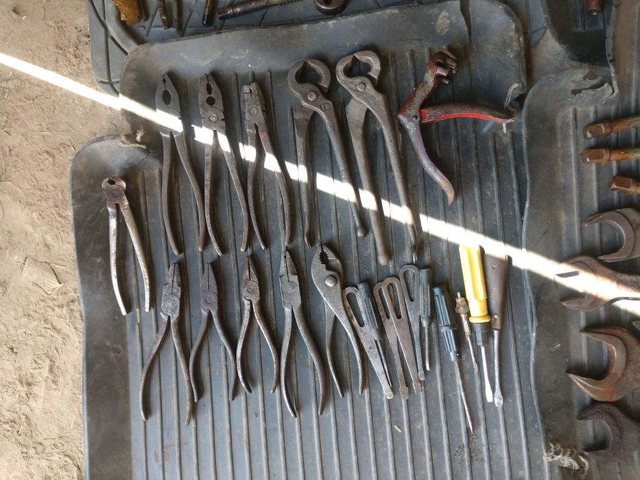 Інструмент набір головок плашки метчики  ключі дрель