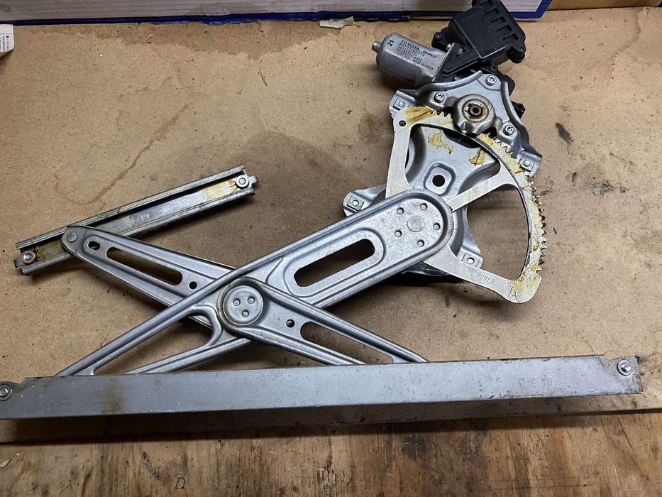 Передній правий пасажирський механізм склопідйомника Тойота Авенсіс