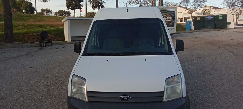 Carrinha fibrada com motor de frio