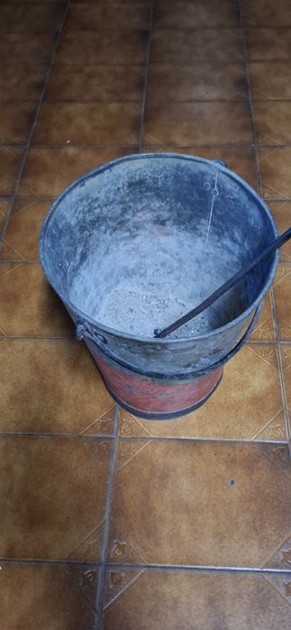 Balde metálico  neo-contenporaneo by Theo Markwood