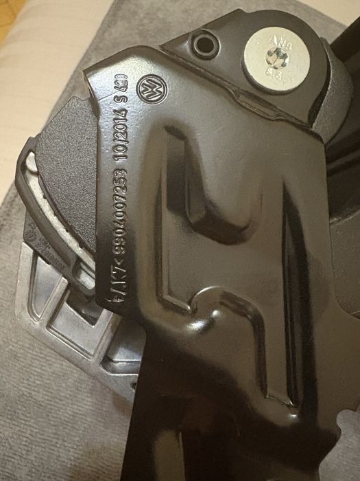 Підлокітник центральний Passat b8