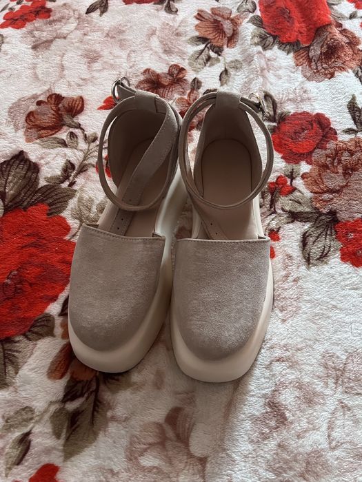 Босоніжки закриті замша