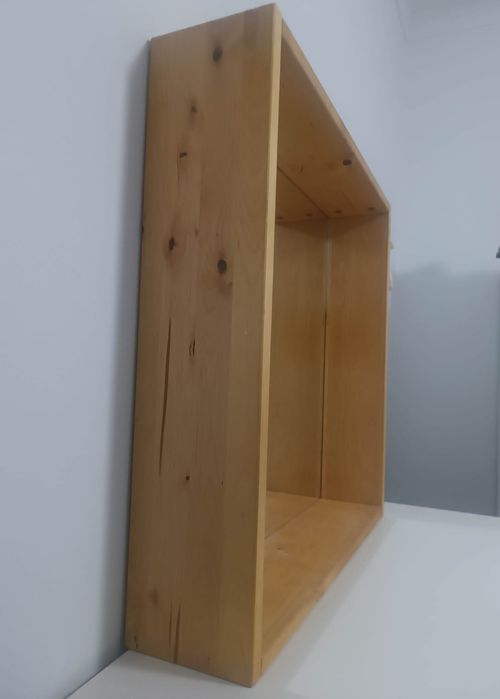 Espelho com acabamento em madeira