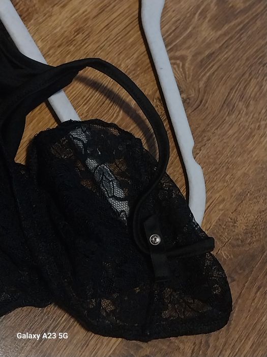 Elegancka sukienka z koronki w czarnym kolorze S/M