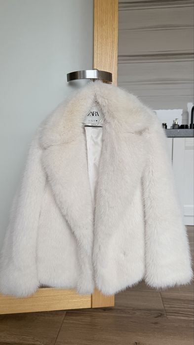 Шуба Zara (біла) розмір Л