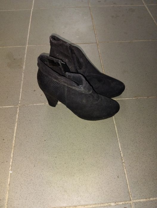 Botins pretos de camurça da Guimarães