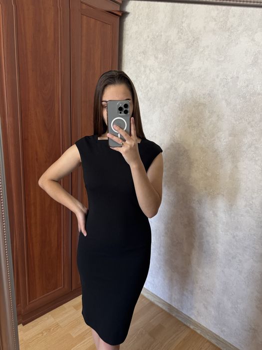 Чорна сукня жіноча