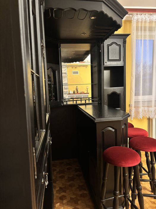Barek salonowy ze stołem i krzesłami
