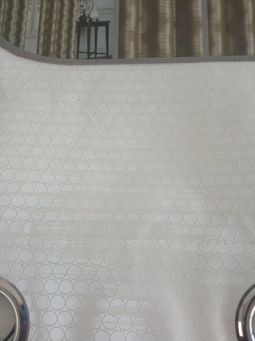 Conjunto de 2 cortinados, em branco (padrão elegante e discreto)