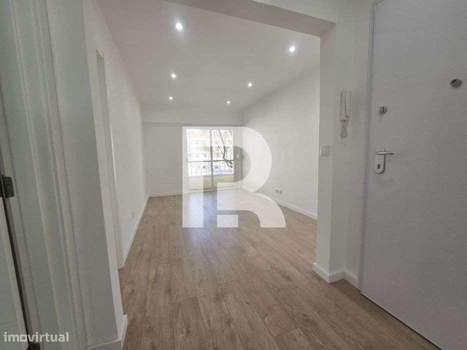 Apartamento T2 com varanda totalmente remodelado na Venteira