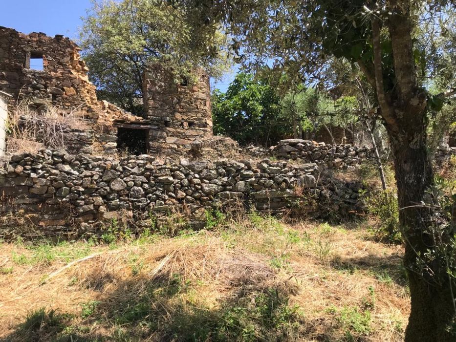 Casa de pedra rústica com registo de habitação dois pisos