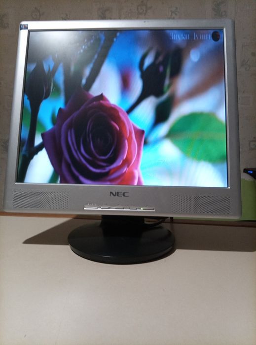 Монитор NEC 700p с колонками и кабелями