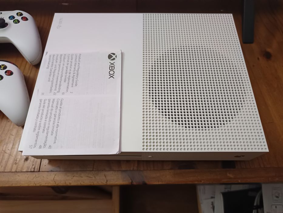 Consola Xboxone com 2 comandos