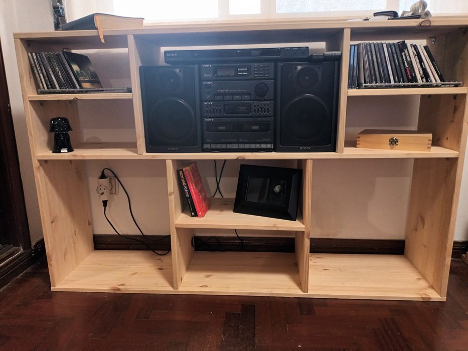 Armário de pinho feito à mão