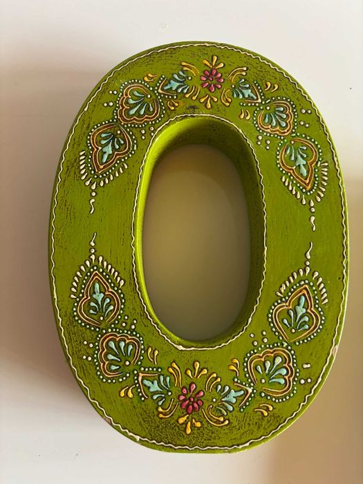 Conjunto de letras decorativas formando a palavra “LOL”