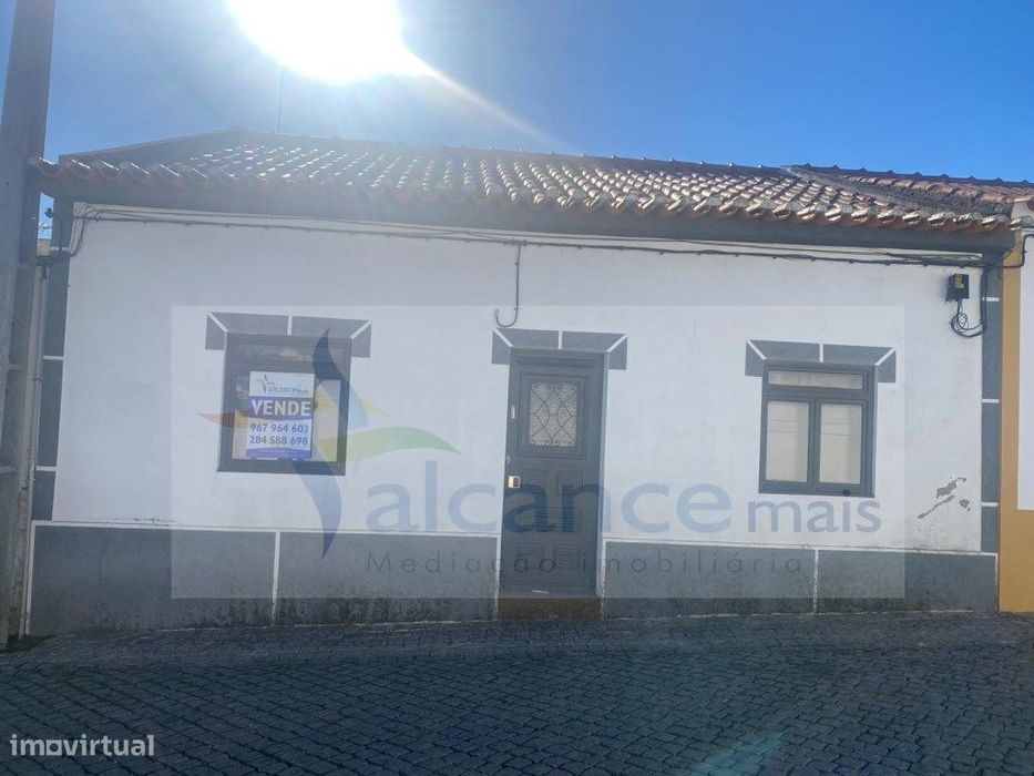 Moradia T3 com Quintal Amplo e Garagem - Oportunidade para Remodela...