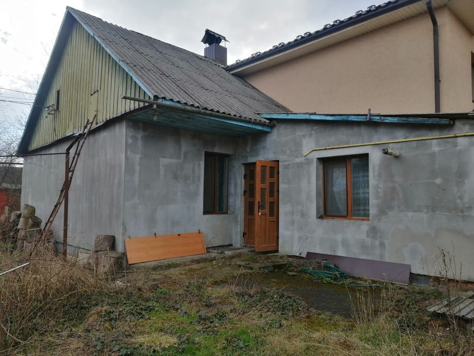 Продається частка земельної ділянки з квартирою (частина будинку) в районі Епіцентру. Від власника