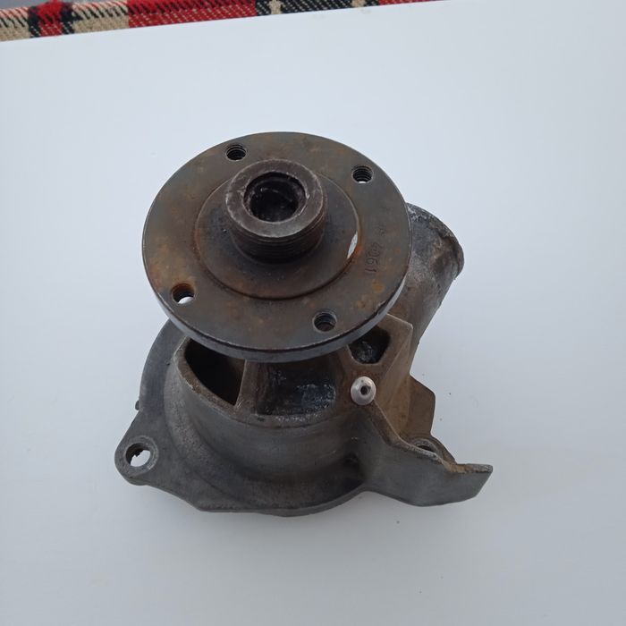 Помпа для двигуна BMW 324d,524d.