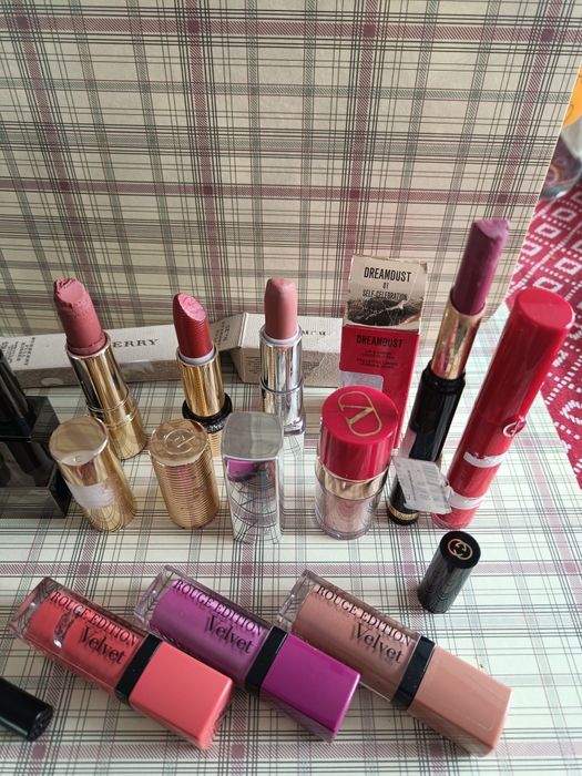 Pomadka szminka błyszczyk burberry Bourjois Valentino dior clarins nam