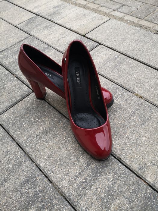 Bordowe buty na słupku roz. 36