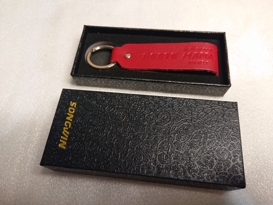 Brelok na klucze Skórzany czerwony w Pudełku na PREZENT BESTE MAMA