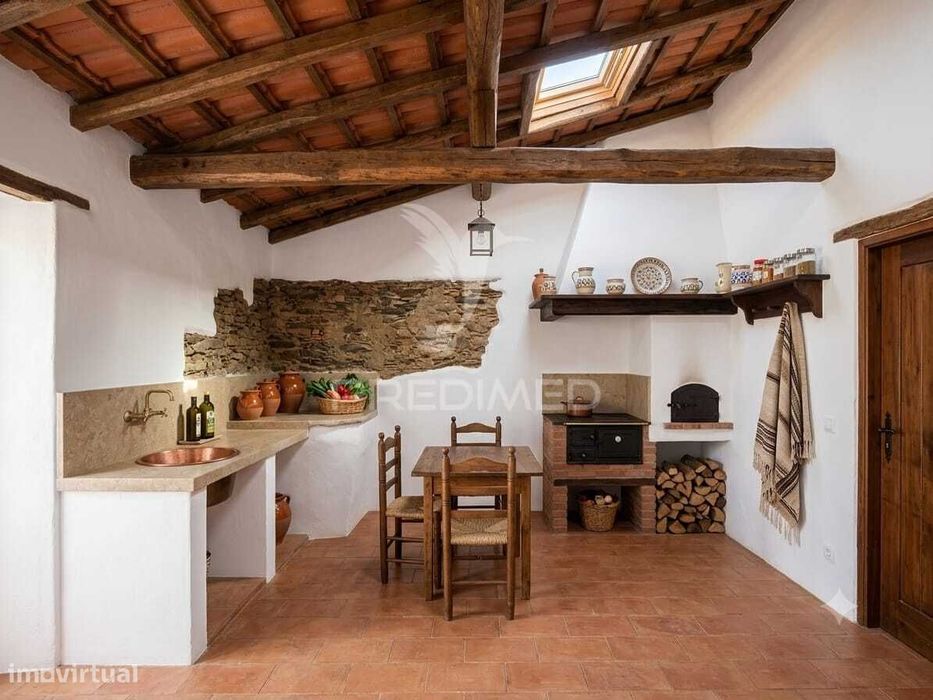 Oportunidade de Restauro: Ruína Tradicional no Coração do Alentejo...