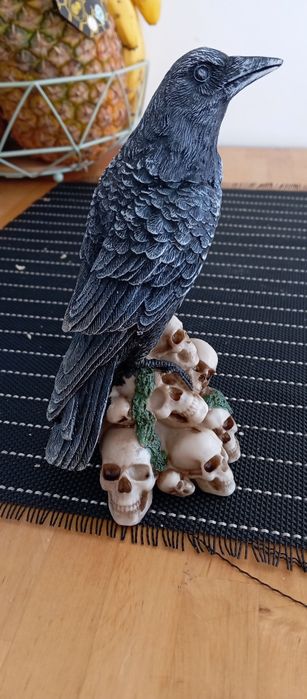 Estatueta corvo gótico renascimento