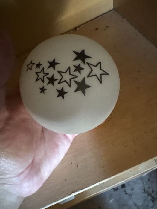 luminária de mesa em formato de globo com um design de estrelas pretas. Com publicidade a dentaleader
