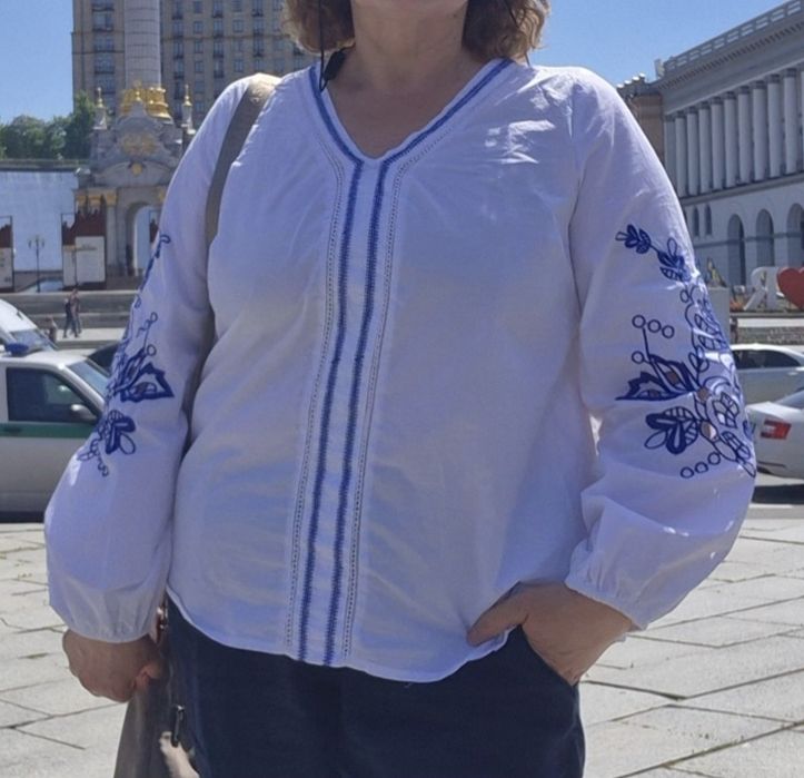 Стильна вишиванка жіноча, біла блуза-вишиванка
