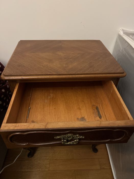 Mesinha de cabeceira de madeira