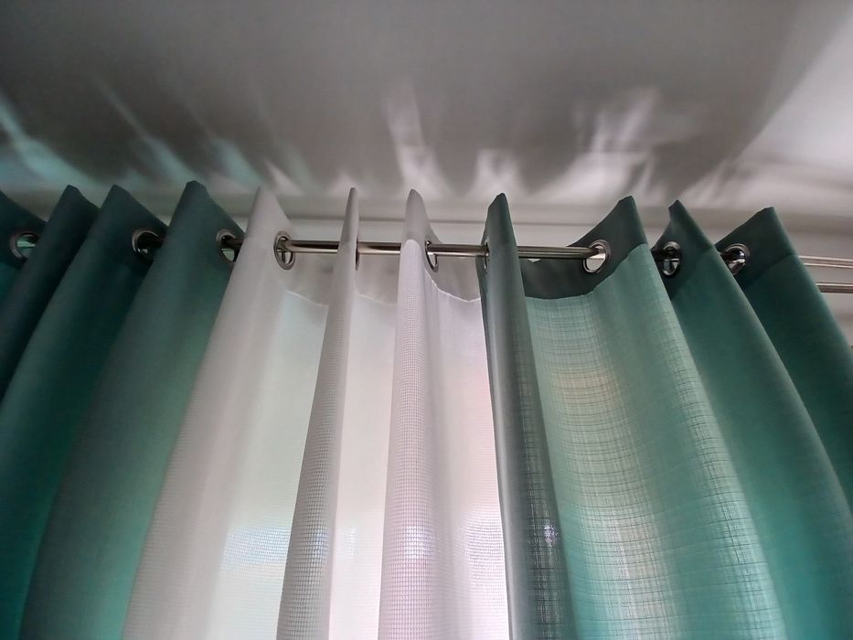 Cortinados verde água e branco