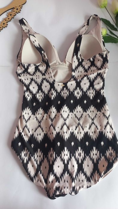 Суцільний купальник чорно білий 50 52 розмір