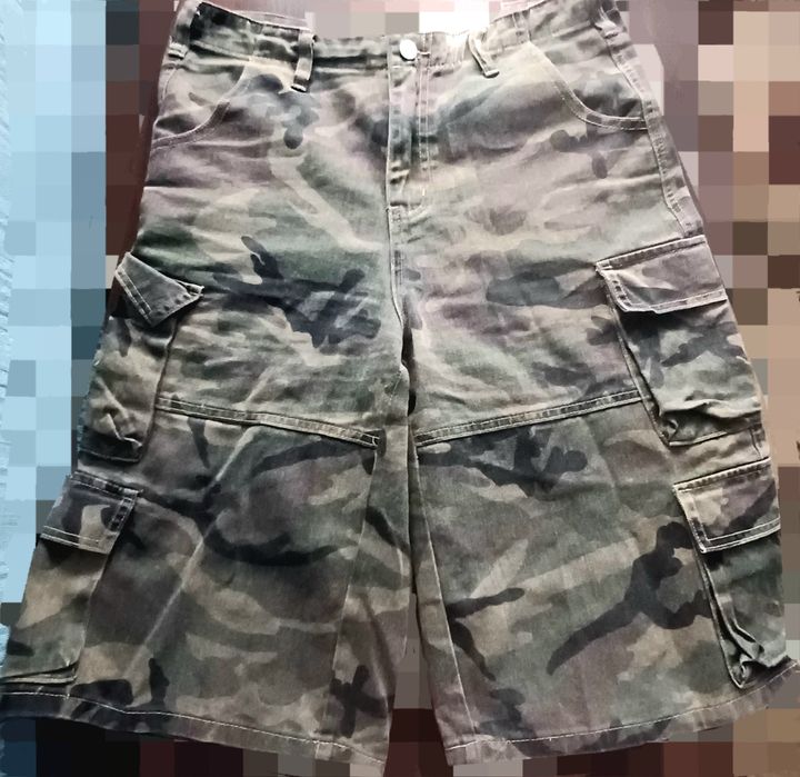 Джинсові шорти; камуфляжні баггі
