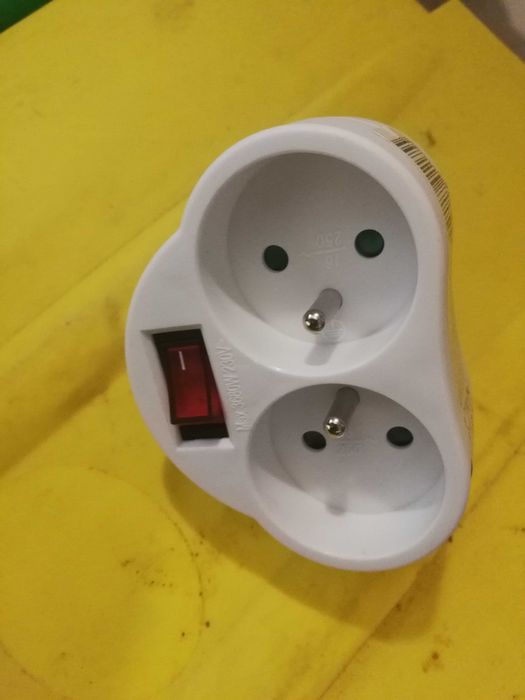 Rozgałęziacz elektryczny z przełącznikiem do gniazdka jak na zdjęciu