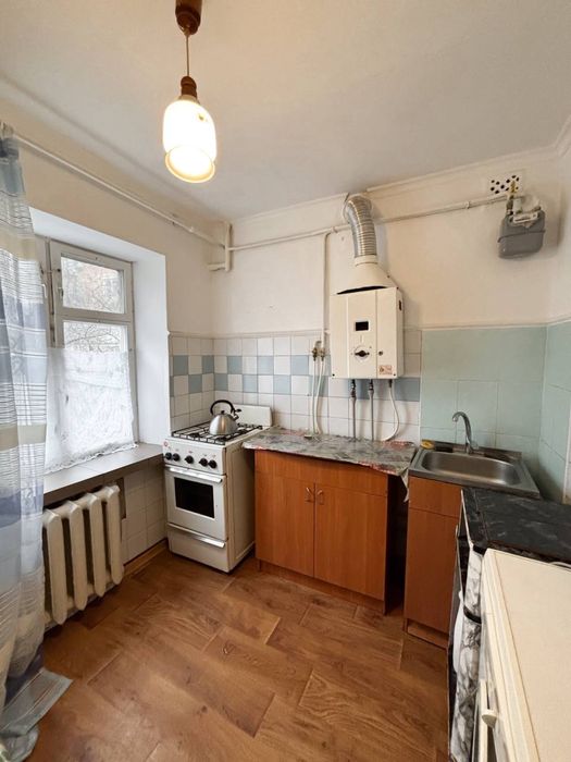 Двокімнатна в центрі, цегляний будинок