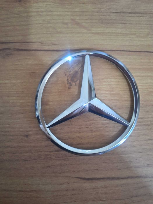 Chromowany emblemat Mercedesa