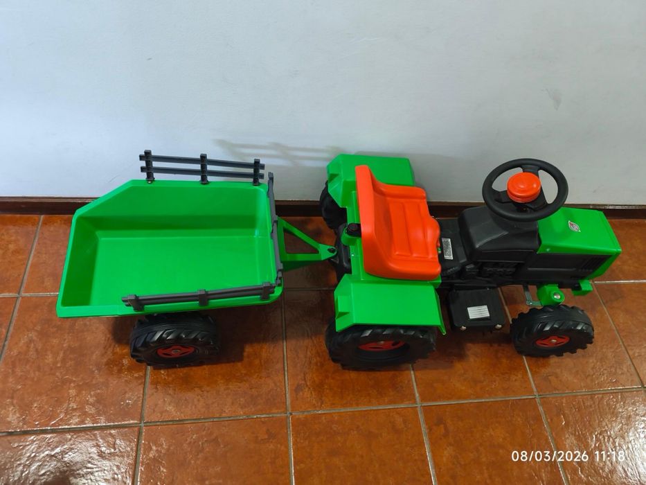 Trator de crianca eletrico