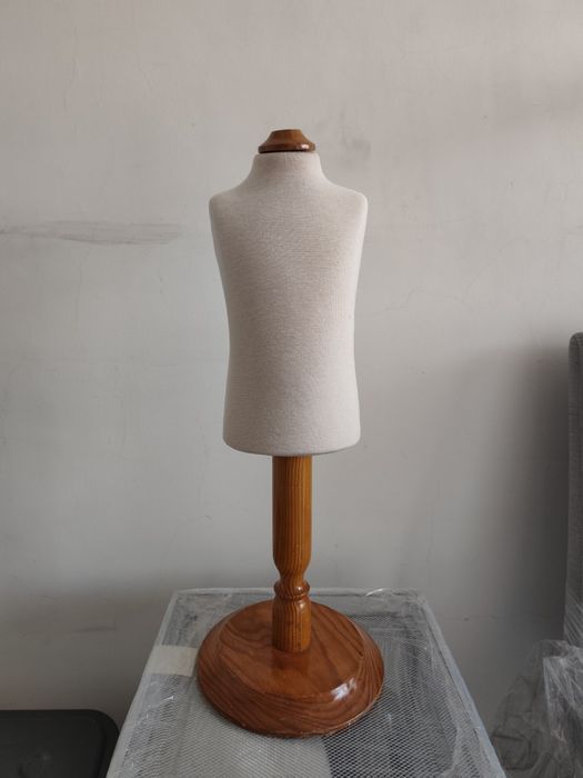 Manequum criança pé em madeira