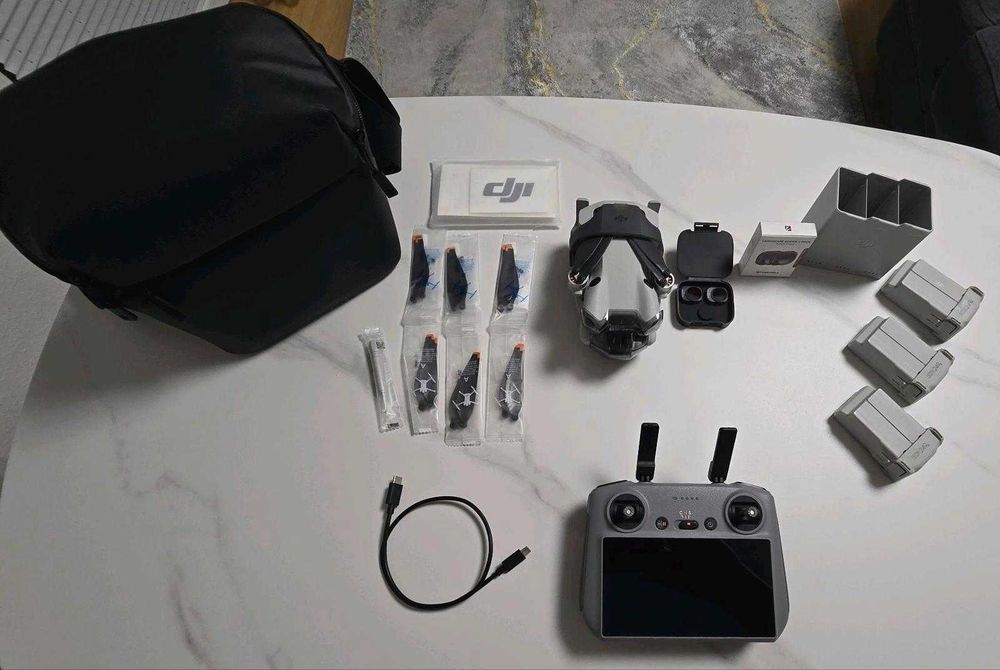 Dron DJI Mini 4 Pro Fly More Combo z pilotem RC 2 i filtrami