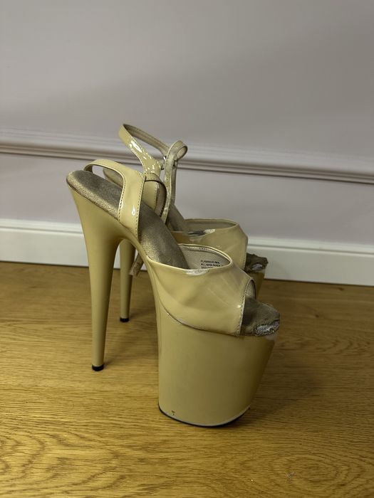 Стріпи трійки pleaser бежеві